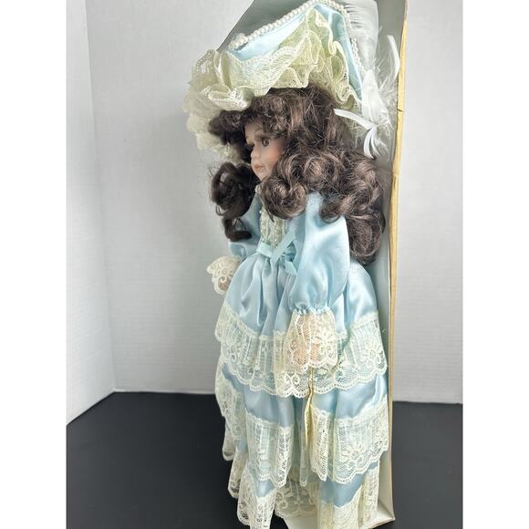 Seymour Mann Porcelain Doll, NIB, 18'' Blue Victorian Dress With Pearls Laura - Picture 9 of 9
